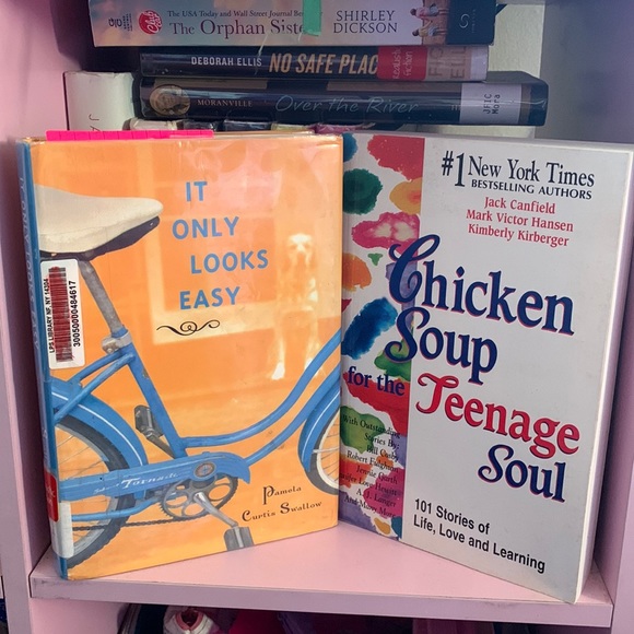 Bundle 2 books & some extra items - Picture 1 of 2